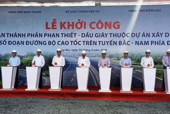 Phó Thủ tướng Trương Hòa Bình và lãnh đạo các bộ, ngành, địa phương dự lễ phát động khởi công dự án.