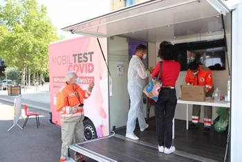 Một trạm xét nghiệm di động tại thành phố Joinville-le-Pont ở ngoại ô phía đông Paris.