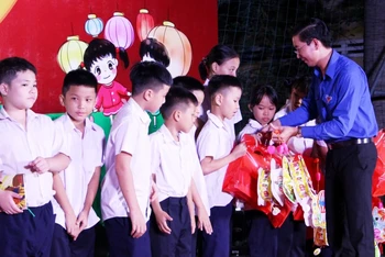 Trao quà cho trẻ em tại làng Hy Vọng.