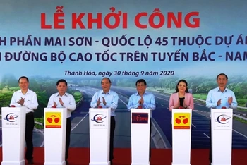 Thủ thướng Chính phủ Nguyễn Xuân Phúc cùng các đại biểu phát lệnh triển khai thực hiện dự án. 
