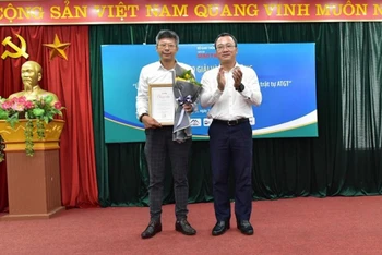 TS Khuất Việt Hùng, Phó Chủ tịch chuyên trách Ủy ban ATGT Quốc gia trao giải Nhất.