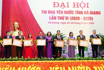 Phó Chủ tịch nước trao tặng Huân chương Lao động hạng Nhì và hạng Ba cho các cá nhân điển hình tỉnh Hà Giang.