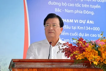 Phó Thủ tướng Chính phủ Trịnh Đình Dũng phát biểu chỉ đạo và phát lệnh khởi công xây dựng Dự án thành phần đoạn Vĩnh Hảo - Phan Thiết thuộc dự án xây dựng một số đoạn đường bộ cao tốc trên tuyến bắc – nam phía đông.