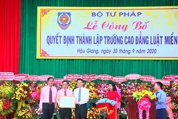 Bộ trưởng Lê Thành Long trao Quyết định thành lập cho lãnh đạo Trường Cao đẳng Luật miền nam.