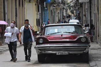 Người dân đeo khẩu trang khi đi lại trên đường phố Havana, Cuba, ngày 12-6. (Ảnh: Tân Hoa xã)