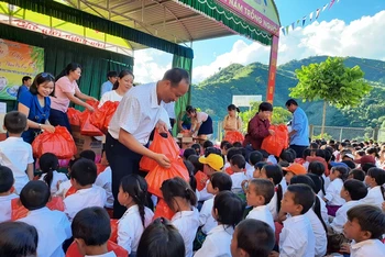 Hiệp hội Doanh nghiệp tỉnh Điện Biên tặng quà đón Tết Trung Thu cho các học sinh Trường Phổ thông DTBT Tiểu học Vàng Đán.