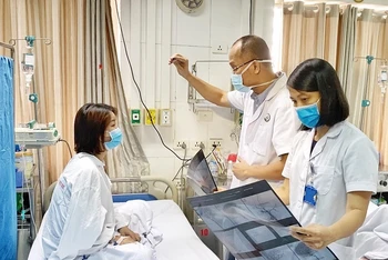 PGS Nguyễn Hồng Hà đang thăm khám cho bệnh nhân.