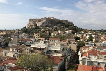 Toàn cảnh Athens nhìn từ trên cao, với trung tâm là ngọn đồi Acropolis.   
