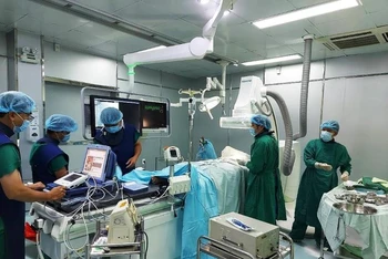 Ekip bác sĩ Bệnh viện Hoàn Mỹ Đà Nẵng tiến hành cấy máy khử rung ICD cứu sống bệnh nhân.