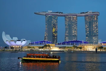 Marina Bay Sand lung linh về đêm là một điểm không thể bỏ qua của du khách khi đến Singapore (Ảnh: REUTERS)