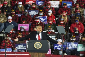 Ông Trump phát biểu trong cuộc vận động tranh cử diễn ra ngày 30-9, tại bang Minnesota. (Ảnh: AP)