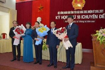 Thường trực HĐND tỉnh chúc mừng đồng chí Trần Huy Tuấn, Chủ tịch UBND tỉnh Yên Bái (người đứng bên phải). 