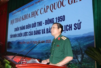 Trung Tướng Nguyễn Tân Cương, Ủy viên T.Ư Đảng, Thứ trưởng Quốc phòng phát biểu khai mạc hội thảo.