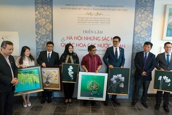 Ban tổ chức trao tặng tranh quốc hoa cho đại diện các nước thành viên ASEAN tại Việt Nam.
