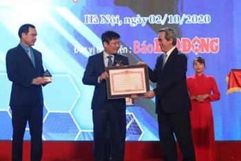 Đồng chí Nguyễn Văn Bình và đồng chí Nguyễn Đình Khang trao Bằng khen của Thủ tướng tới tám doanh nghiệp tiêu biểu.