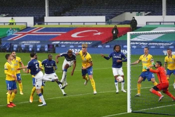 Các cầu thủ Everton (áo xanh) xuất sắc thắng Brighton 4-2.