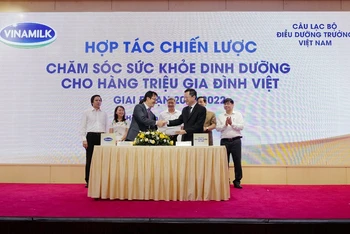 Ông Phan Minh Tiên (bên trái) và ông Hoàng Văn Thành đại diện ký kết hợp tác chiến lược giữa Vinamilk và CLB Điều dưỡng trưởng Việt Nam giai đoạn 2020-2022.
