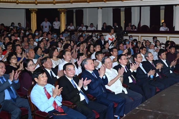 Các đồng chí lãnh đạo Đảng, Nhà nước; lãnh đạo TP Hà Nội, Huế và TP Hồ Chí Minh và đông đảo khán giả tham dự chương trình.