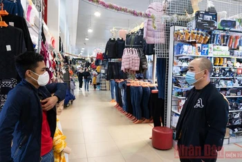 Người Việt tại chợ Ostuzheva 47 đeo khẩu trang chống dịch. (Ảnh: THANH THỂ)