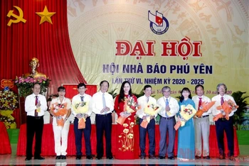 Ban chấp hành Hội Nhà báo Phú Yên khóa VI (2020-2025) ra mắt đại hội.