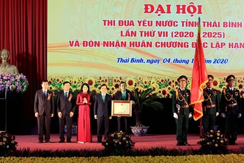 Phó Chủ tịch nước Đặng Thị Ngọc Thịnh trao Huân chương Độc lập hạng Nhất cho cho Đảng bộ, chính quyền và nhân dân tỉnh Thái Bình