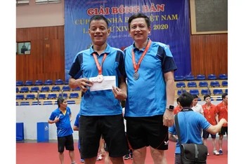 Đội bóng bàn Báo Nhân Dân nhận Huy chương bạc, nội dung đôi nam có lãnh đạo.