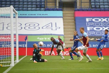 Thủ môn K. Schmeichel của Leicester phải ba lần vào lưới nhặt bóng.