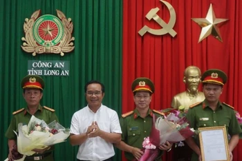 Phó Bí thư Thường trực Tỉnh ủy, Nguyễn Văn Được trao thưởng Ban chuyên án triệt phá vụ vận chuyển 16kg ma túy.
