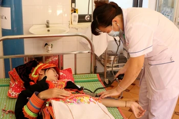 Chị Tẩn Sa Dấu ở bản Sơn Bình, xã Ma Ly Pho, huyện Phong Thổ (Lai Châu) đến Trạm Y tế xã Ma Ly Pho để khám thai định kỳ.