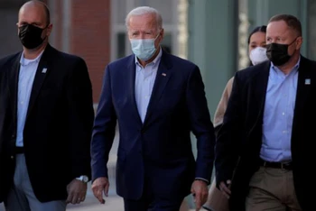 Ứng cử viên Tổng thống Mỹ Joe Biden (đứng giữa) có kết quả âm tính với virus SARS-CoV-2 ở lần xét nghiệm thứ hai. Ảnh: Reuters