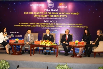Lãnh đạo Cục Hải quan TP Hồ Chí Minh cùng các đại biểu tham gia tọa đàm.