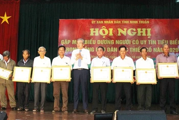 Phó Chủ tịch UBND tỉnh Ninh Thuận, Lê Văn Bình trao bằng khen cho các cá nhân là người có uy tín tiêu biểu.