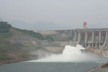 Mở cửa xả đáy hồ thủy điện Tuyên Quang