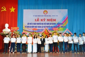Đại diện Tập đoàn Novaland trao học bổng cho các em học sinh, sinh viên tỉnh Bà Rịa-Vũng Tàu. 