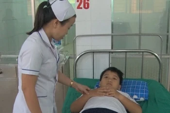 Học sinh bị ong vò vẽ chịch điều trị tại Trung tâm y tế huyện Thống Nhất.