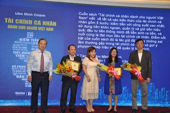Trao giải cho cuốn sách Tài chính cá nhân dành cho người Việt Nam (NXB Văn hóa Văn nghệ TP Hồ Chí Minh, tác giả Lâm Minh Chánh, liên kết xuất bản BizUni).