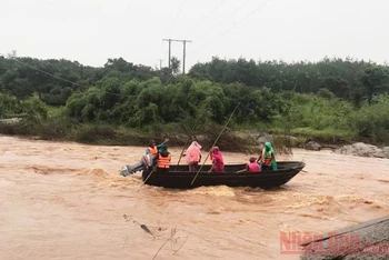 Lực lượng chức năng vẫn đang tích cực tìm kiếm hai cha con ông Nguyễn Văn Trường. Ảnh: PHAN HÒA.