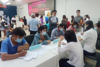 Sàn Giao dịch việc làm do Trung tâm Dịch vụ việc làm TP Hồ Chí Minh tổ chức trong tháng 9 thu hút nhiều người lao động đến tư vấn, tìm việc làm. 