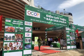 Điểm trưng bày, giới thiệu và bán sản phẩm OCOP tại xã Bát Tràng, huyện Gia Lâm, Hà Nội.