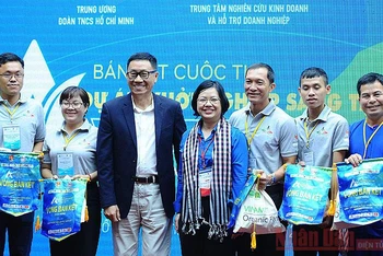 Chị Nguyễn Thị Thu Vân (áo xanh đứng giữa trong ảnh) trao chứng nhận tặng các thanh niên có dự án khởi nghiệp tiêu biểu tại bán kết Cuộc thi.