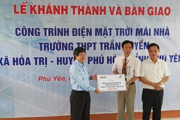 Bàn giao hệ thống điện mặt trời áp mái cho Trường THPT Trần Suyền.