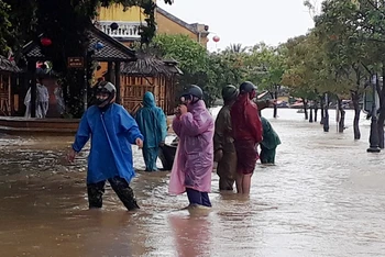 Nước đã ngập đường Bạch Đằng. Ông Nguyễn Văn Lanh, Phó Chủ tịch UBND TP Hội An cho biết: Dự báo lũ chiều ngày 8-10 là 1,6m, diễn biến mưa lũ vẫn còn phức tạp đến ngày 10-10.