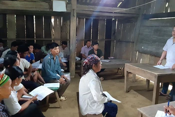 Trung tâm Dịch vụ việc làm Bắc Kạn tư vấn cho người lao động ở thôn Khuổi Ún, xã Nghiên Loan, huyện Pác Nặm. 
