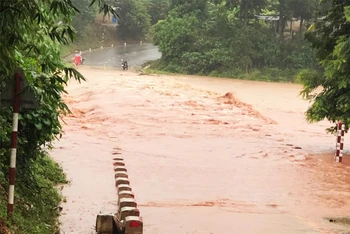 Nhiều tuyến đường miền núi Quảng Trị bị ngập do mưa lũ lớn. 