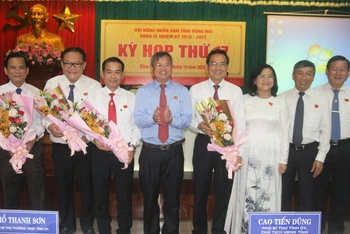 Đồng chí Thái Bảo (thứ ba từ trái qua) được bầu giữ chức Phó Chủ tịch UBND tỉnh Đồng Nai.