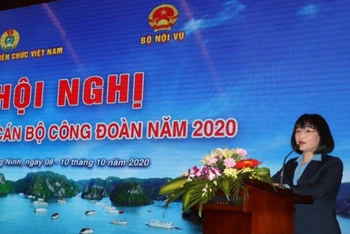 Đồng chí Nguyễn Giang Tuệ Minh, Phó Chủ tịch Thường trực Công đoàn Viên chức Việt Nam phát biểu khai mạc Hội nghị.