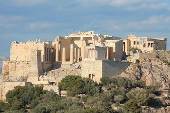 Ngọn đồi thiêng Acropolis khoe sắc trắng cẩm thạch trên những kỳ quan kiến trúc đã trở thành di sản vô giá của cả nhân loại. 