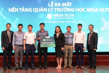 Bà Đinh Thị Thúy, Tổng Giám đốc Công ty CP MISA trao tặng tài trợ Nền tảng MISA QLTH cho các cơ sở giáo dục trên toàn địa bàn huyện Ý Yên, tỉnh Nam Định.
