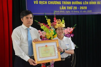 Vụ trưởng Vụ Giáo dục Chính trị và Công tác học sinh sinh viên Bùi Văn Linh trao Bằng khen của Bộ trưởng GD-ĐT cho quán quân Nguyễn Thị Thu Hằng (bên phải ảnh)