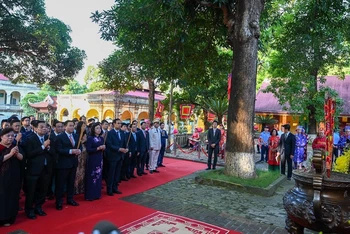 Đoàn đại biểu Thành uỷ, HĐND, UBND, Uỷ ban MTTQ thành phố Hà Nội dâng hương tại Điện Kính Thiên trong khu di tích Hoàng thành Thăng Long.